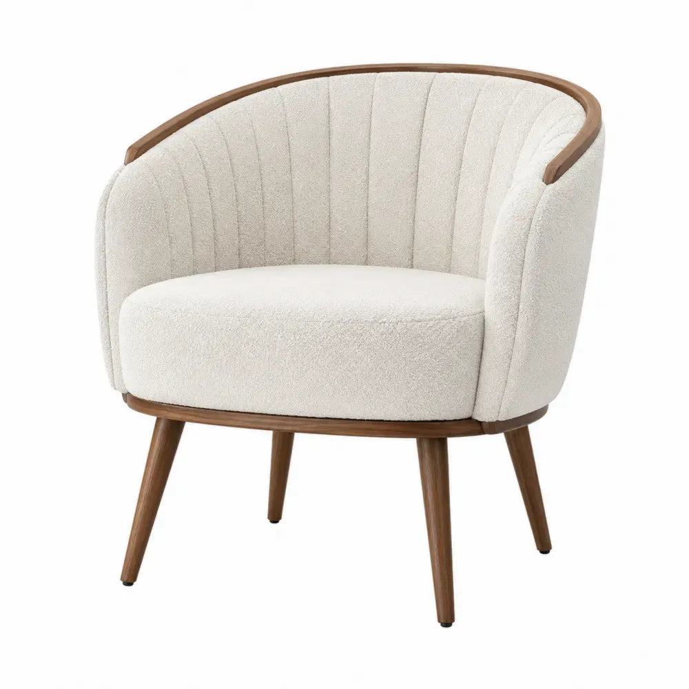 Silla butaca tapizada en tejido bouclé de poliéster beige claro con respaldo curvo acanalado y patas de madera marrón 72 x 65 x 78 cm