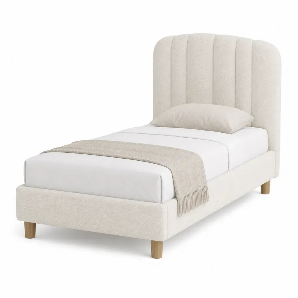 cama individual tapizada beige con cabecero acolchado de paneles verticales estructura de madera con patas 200 cm x 90 cm