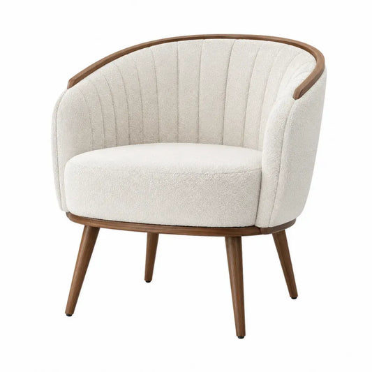Silla butaca tapizada en tejido bouclé de poliéster beige claro con respaldo curvo acanalado y patas de madera marrón 72 x 65 x 78 cm